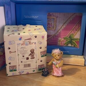 2000 Vintage Cherished Teddies figurine. Julia Beaton as “Gloria Growlette”